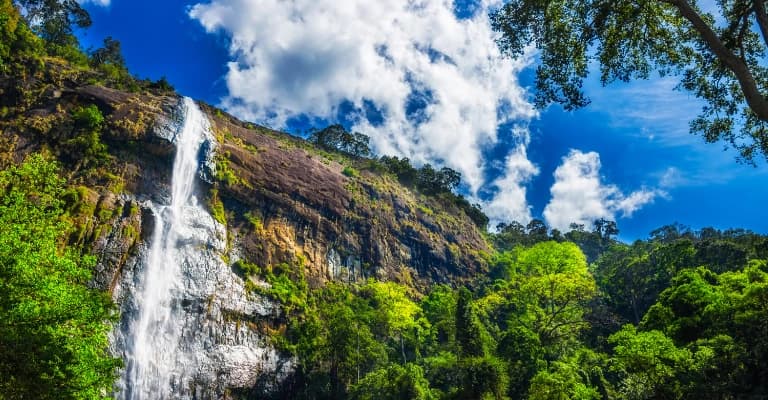 Map view of Sri Lanka highlighting cultural triangle, hill country, wildlife parks, and coastal regions