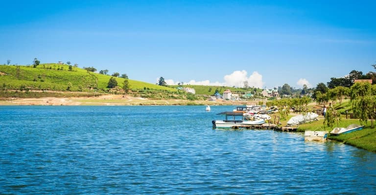 Family and couple enjoying a personalised Sri Lanka travel itinerary across scenic destinations