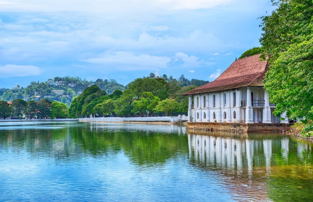 Kandy lake and temple surroundings showcasing Sri Lanka's cultural heritage