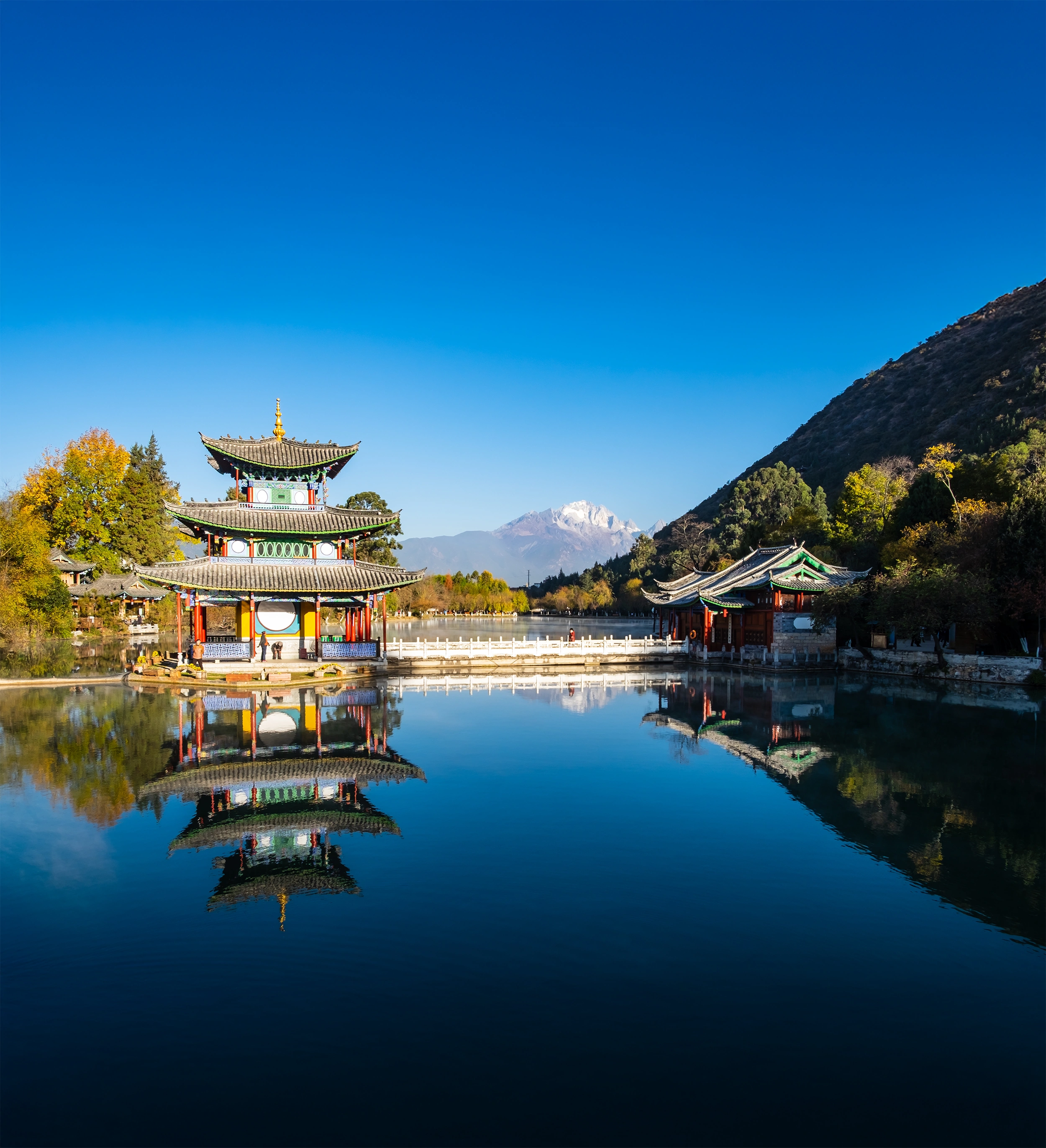 Popular travel experiences in China including the Great Wall, Forbidden City, and modern Shanghai skyline